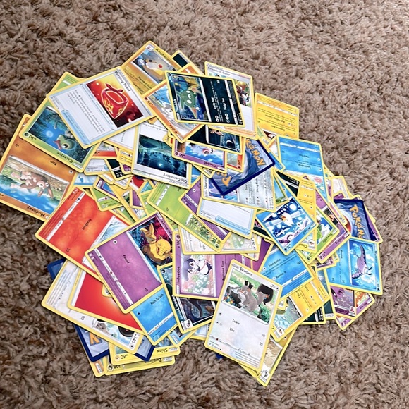 A huge amount of Pokémon cards and tins - Picture 1 of 6